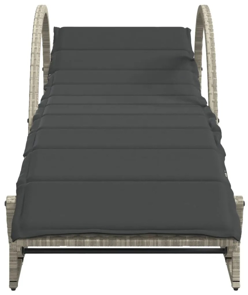 2 db világosszürke polyrattan napozóágy asztallal