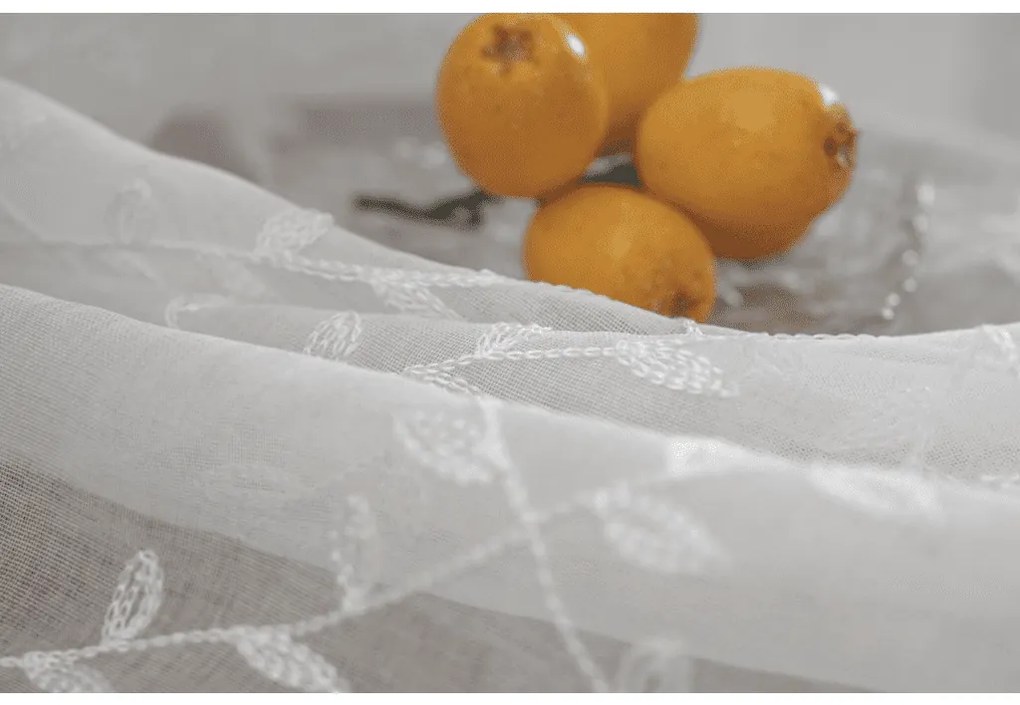 Fehér VINTORA függöny levélmintával 140x250 cm Felfüggesztés: Hullámos sínszalag