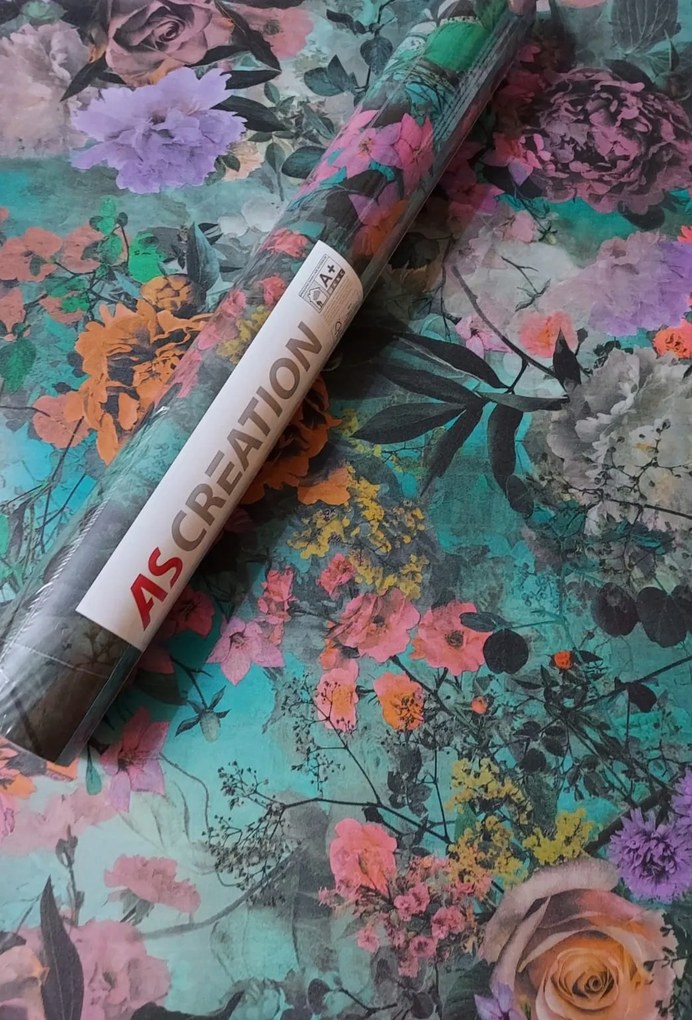 Virágos fali tapéta zöld háttérrel 37032-1