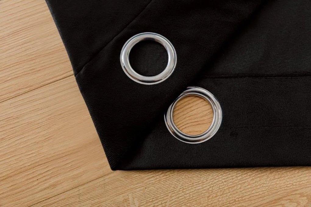 Fekete sötétítőfüggöny VELVET 140x250 cm Felfüggesztés: Fém gyűrűk