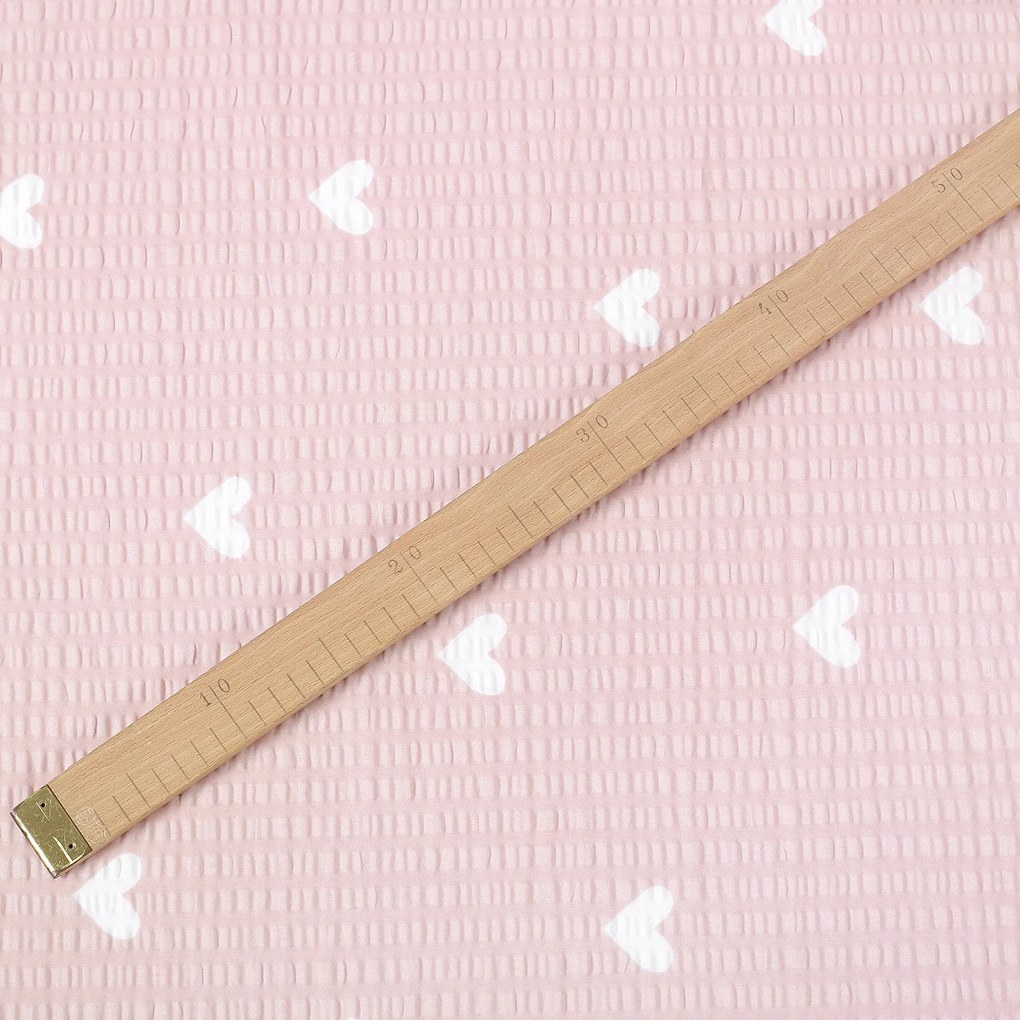 Goldea pamut krepp anyag - szívecskék, púderrózsaszín alapon 160 cm