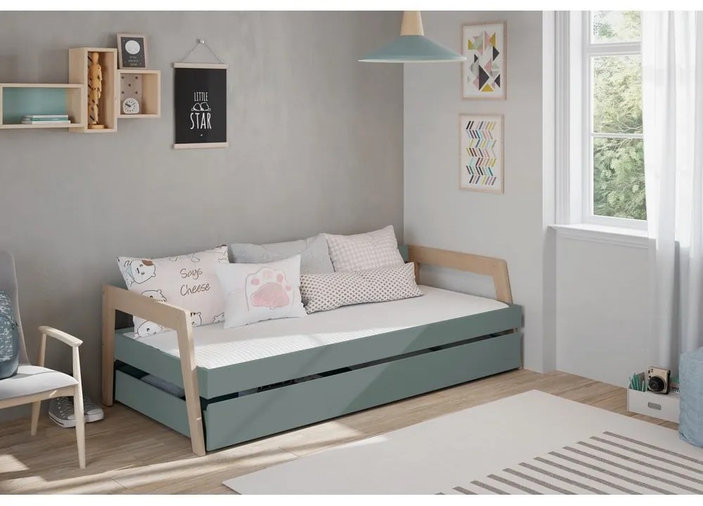Zöld-natúr színű borovi fenyő gyerekágy kihúzható pótággyal, tárolóhellyel 90x200 cm Carrie – Marckeric