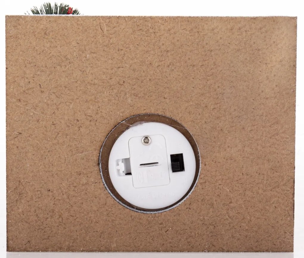 LED-es karácsonyi lámpás mézeskalács jellegű emeletes házikó ünnei díszítéssel fenyőfával asztali dekoráció 22x11x9cm