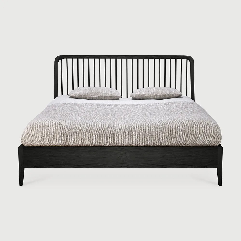 Dizájnos tölgyfa ágy Spindle bordás ágytámlával, 180 x 200 cm, fekete - Ethnicraft