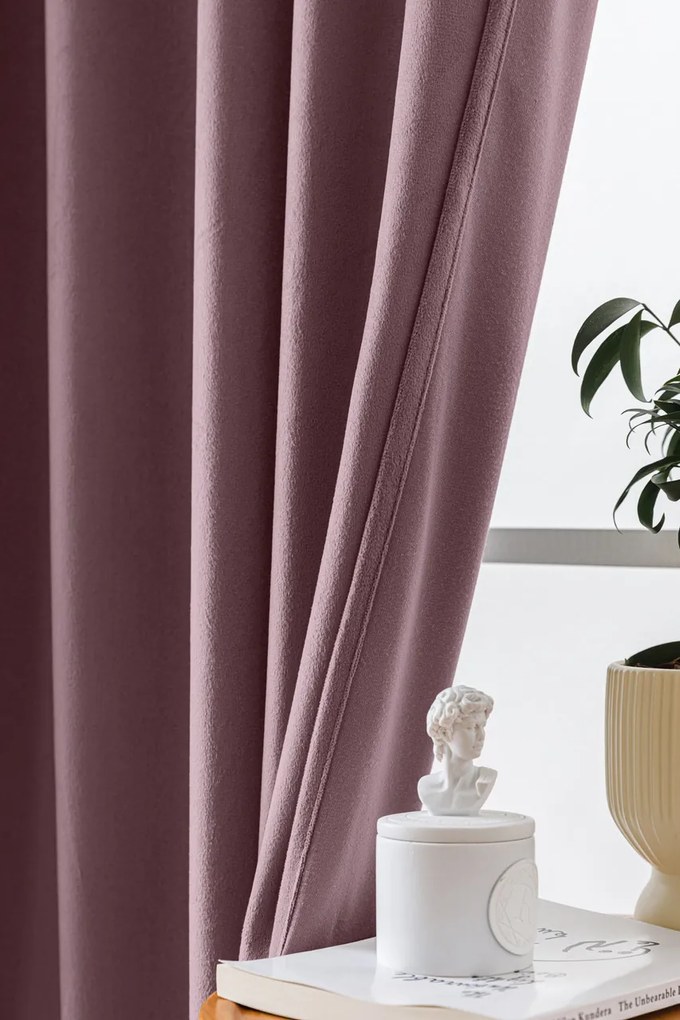 Világos lila VELVET sötétítő függöny 140x250 cm Felfüggesztés: Fém gyűrűk