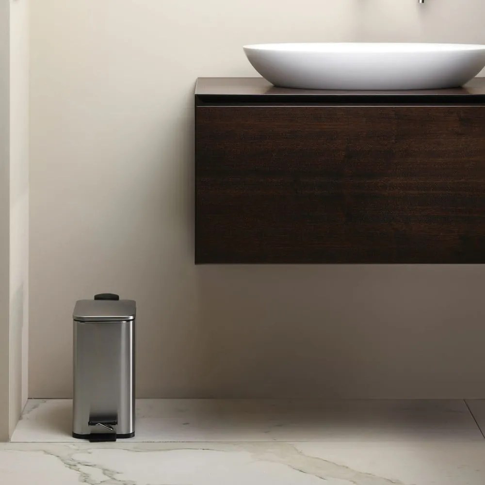 Matt ezüstszínű acél pedálos szemetes 5 l Erik – Spirella