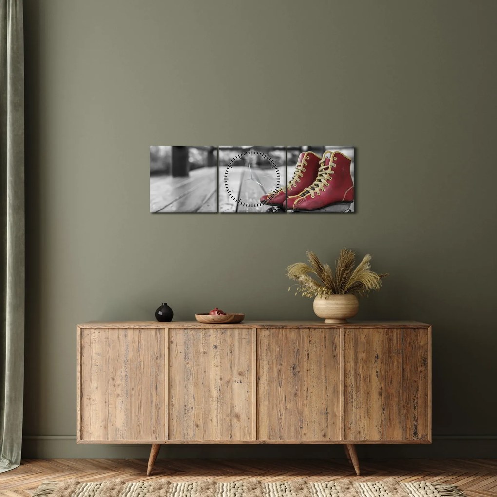 Egy piros régi görgős cipő képe (órával) (90x30 cm)