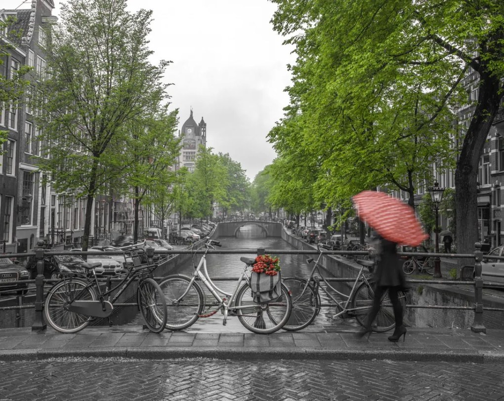 Poszter 76x60,5cm Nő esernyővel a csatorna felett, Assaf Frank