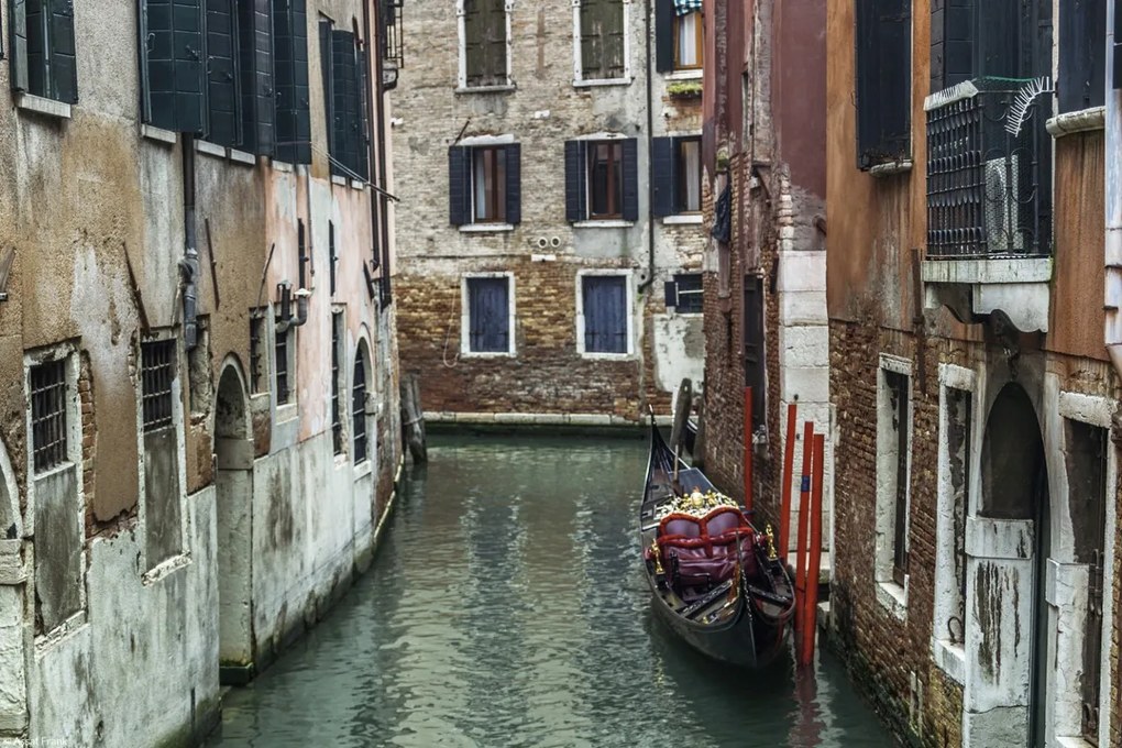 Poszter 30x20cm Keskeny csatorna régi épületeken át, Assaf Frank