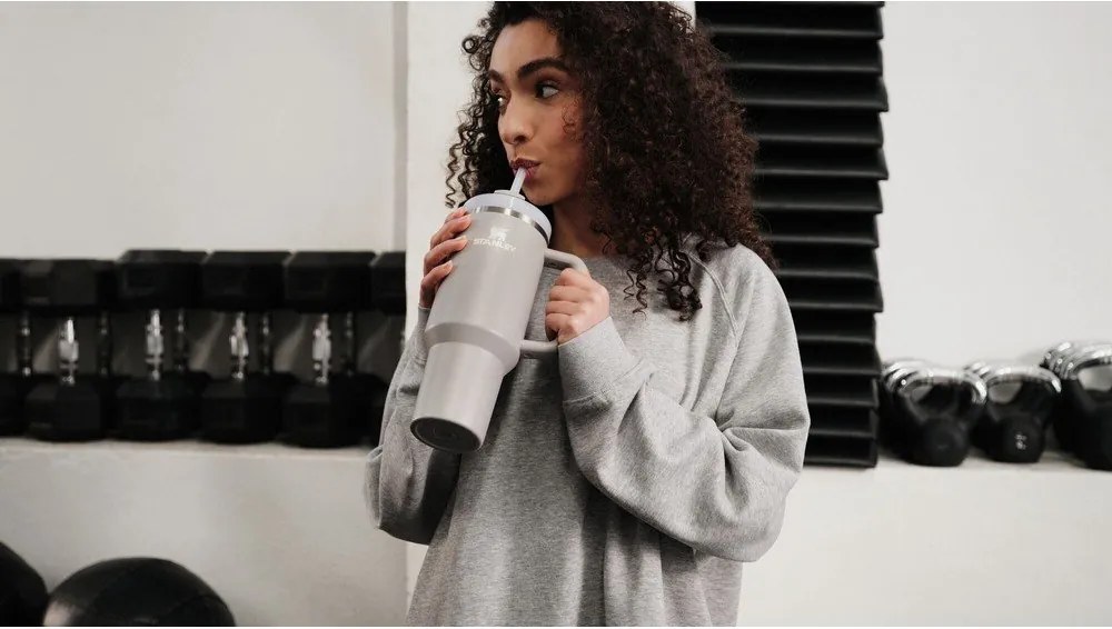 Világosszürke rozsdamentes acél termosz szívószállal 890 ml Quencher H2.O FlowState™ Tumbler Ash – Stanley