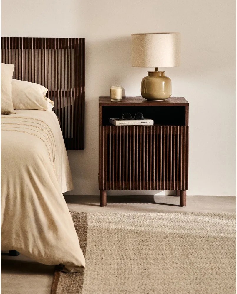 Sötétbarna éjjeliszekrény diófa dekorral Beyla – Kave Home