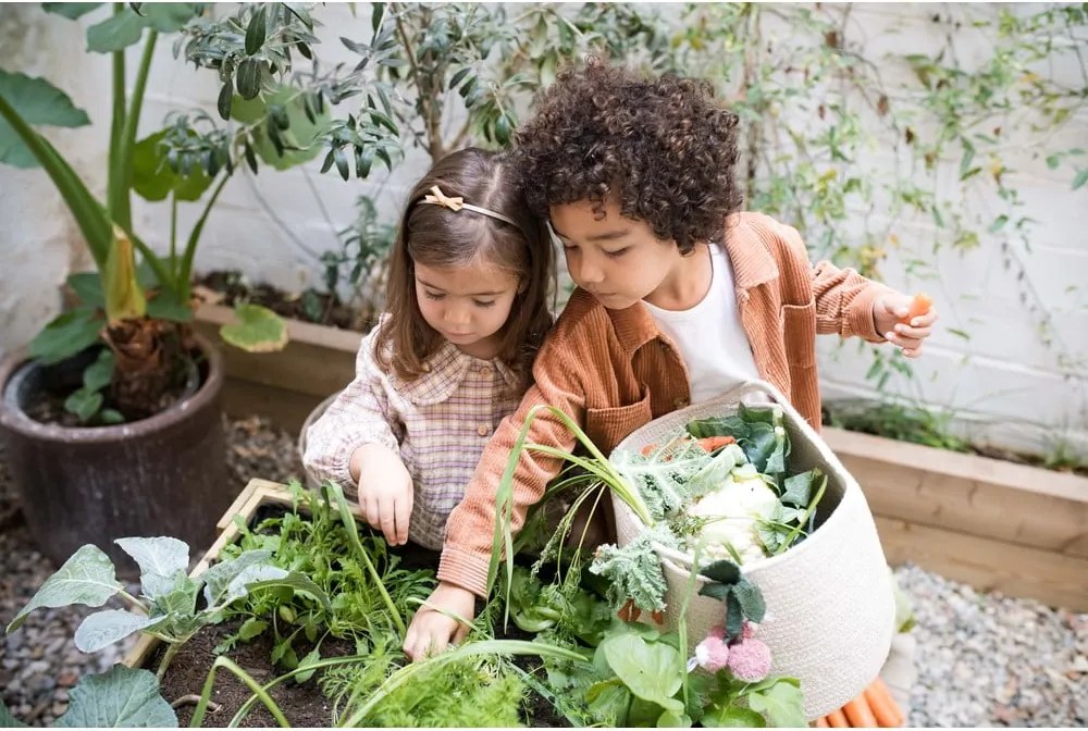 Krémszínű textil játéktároló kosár ø 30x23 cm Veggies – Lorena Canals