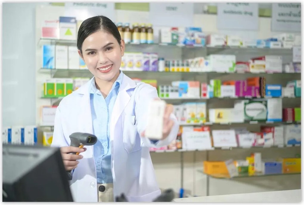 Poszterek 120x80 Mosolygó gyógyszerésznő