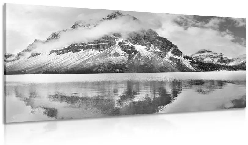 Kép tó gyönyörű tó közelében fekete fehérben