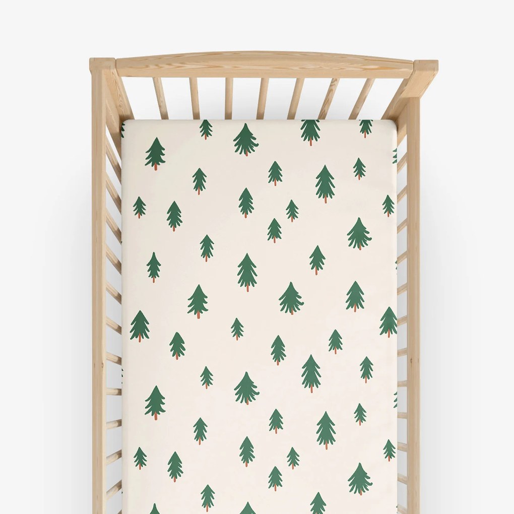 Goldea karácsonyi gyermek gumis pamut lepedő kiságyba - fenyőfák natúr alapon 60 x 120 cm