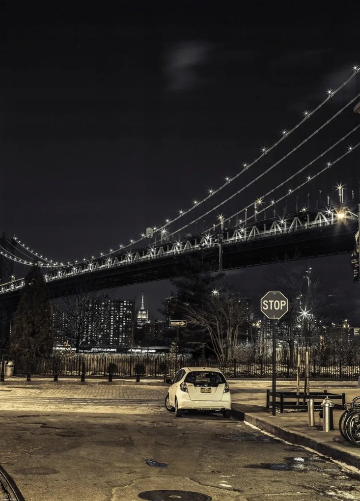 Poszter 39,5x55cm Esti kilátás a Manhattan hídra az utcáról, Assaf Frank