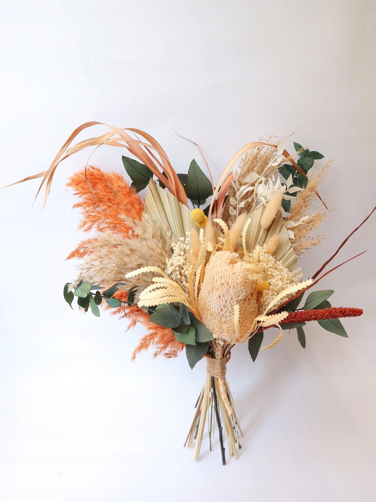 Szárított virágokból és füvekből készült csokor vázához