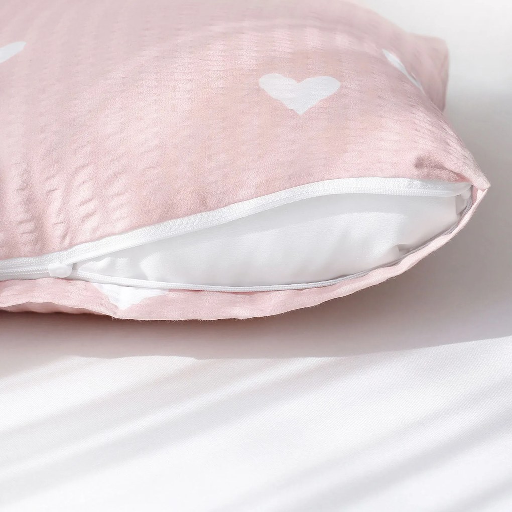 Goldea krepp párnahuzat - szívecskék, púderrózsaszín alapon 50 x 50 cm