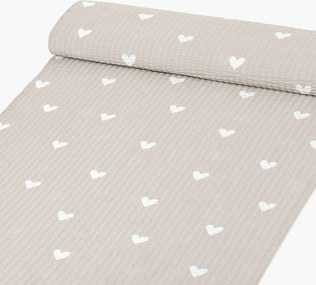 Goldea pamut krepp anyag - szívecskék, latté színű alapon 160 cm