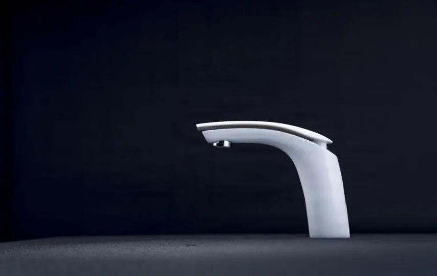Álló fürdőszobai csaptelep EYN KAB6116 LED-világítással, fehér és fekete-fehér kivitelben — 15 cm