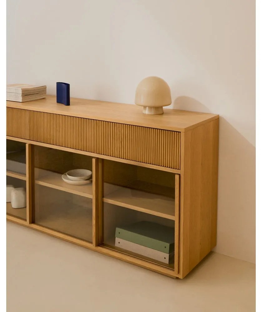 Natúr színű tálalószekrény tolóajtóval tölgyfa dekorral 200x80x40 cm Helvine – Kave Home