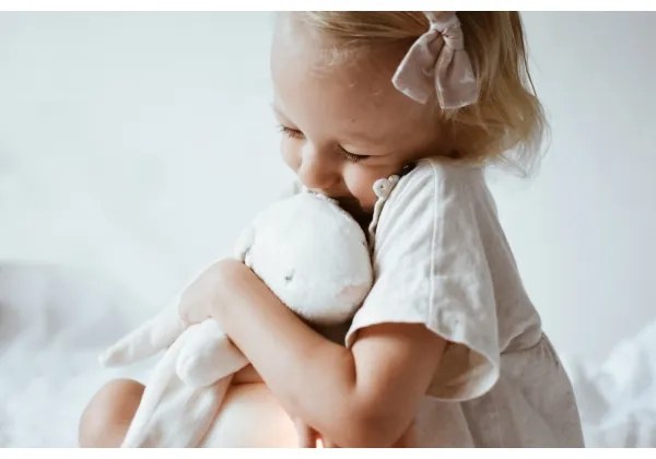 Moonie - Snuggle buddy dallammal és világítással nyuszi 2.0 organic polar