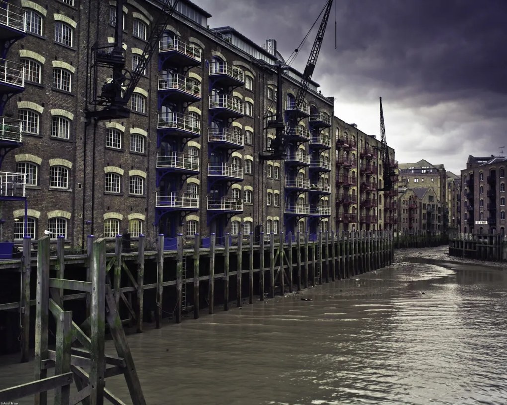 Poszter 50x40cm Járda az épület mellett a folyóban, Assaf Frank