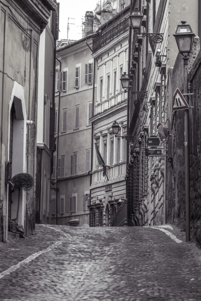 Poszter 30x45cm Keskeny utca a régi épületek között Rómában 2, Assaf Frank