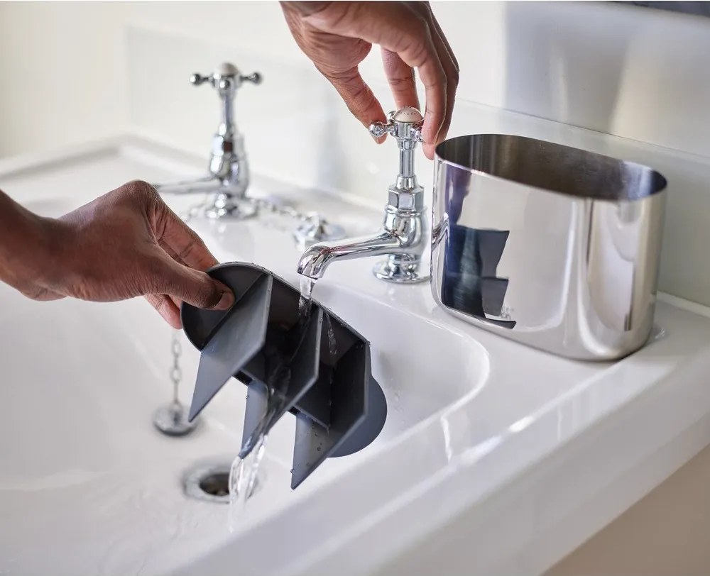 Fényes ezüstszínű rozsdamentes acél fogkefetartó állvány EasyStore Luxe – Joseph Joseph