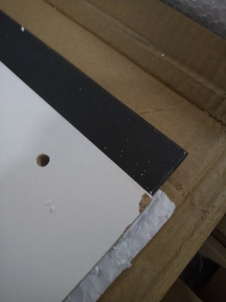 AKCIÓ Fekete étkezőasztal fehér lábakkal MADO 120x80 II. osztály