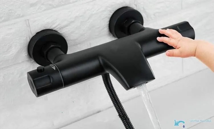 Kádtöltő csaptelep EYN NTA1631 termosztáttal, több vízsugaras kézizuhannyal, matt fekete felülettel