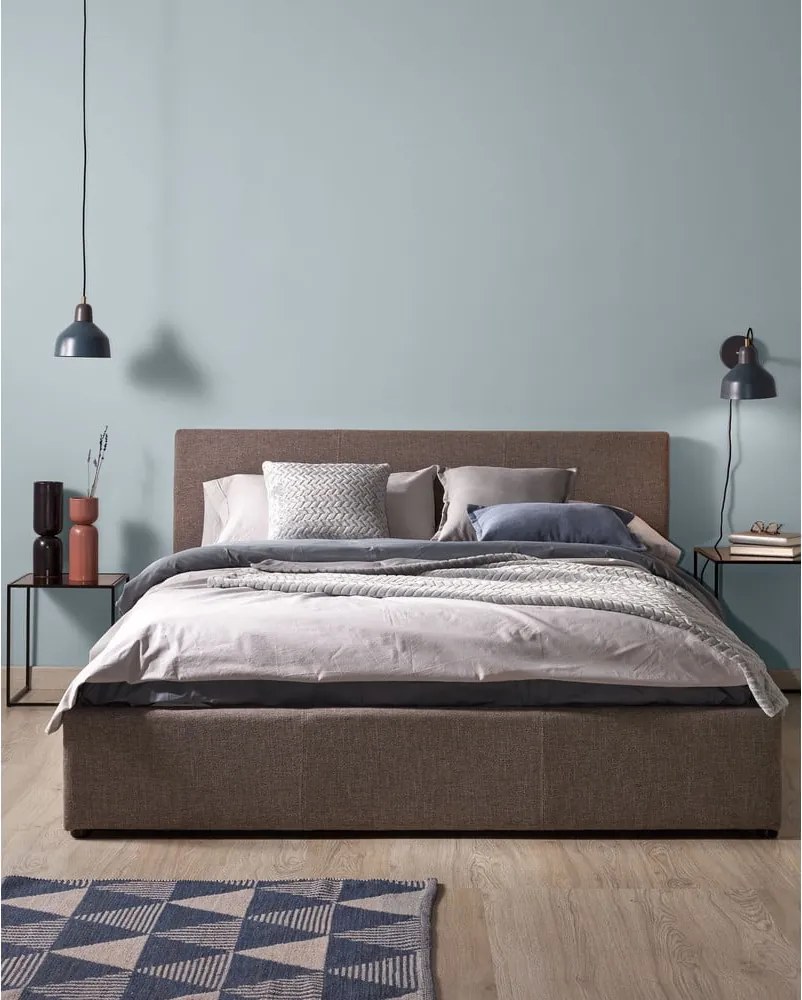 Szürke kárpitozott ágyneműtartós franciaágy ágyráccsal 180x200 cm Nahiri – Kave Home