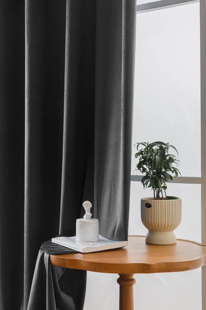 Sötétszürke fényzáró függöny VELVET 140x250 cm Felfüggesztés: Fém gyűrűk