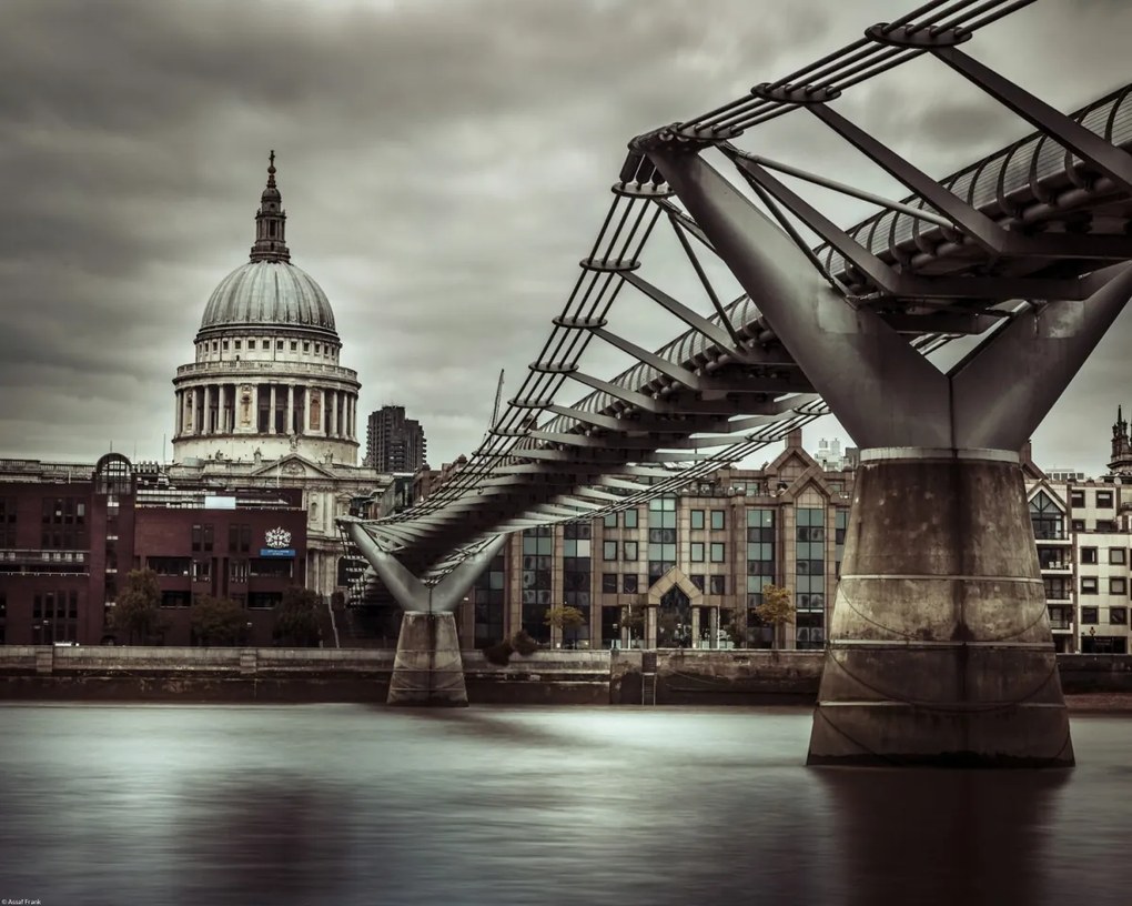 Poszter 50x40cm Kilátás a Szent Pál-székesegyházra és a Temze folyó Millenniumi hídjára,