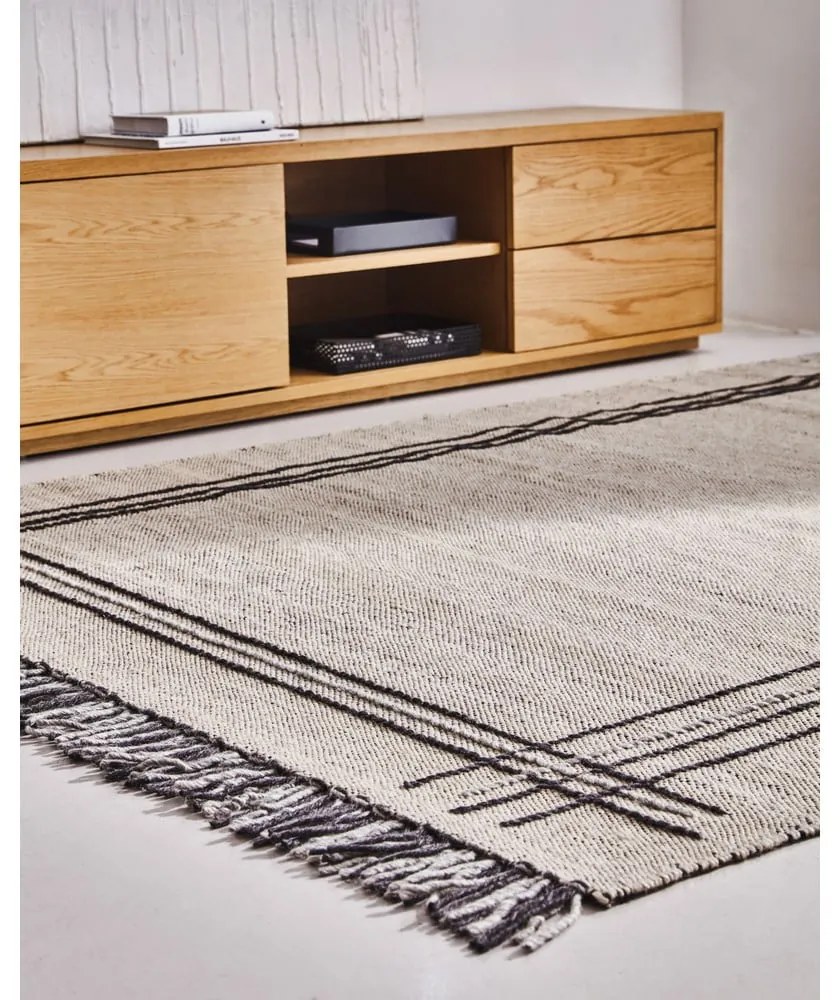 Természetes színű TV-állvány tölgyfa dekorral 200x44 cm Abilen - Kave Home