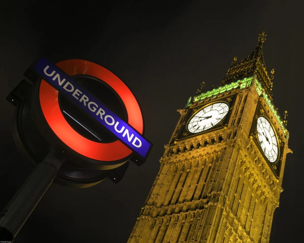 Poszter 50x40cm Big Ben kilátás és metró tábla éjszaka, Assaf Frank