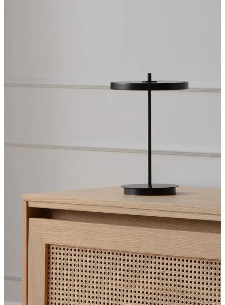 Fekete fém LED asztali lámpa fém búrával (magasság 31 cm) Asteria Move – UMAGE