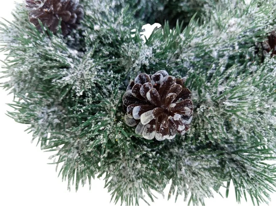 Műanyag koszorú hóval és tobozzal, hossza 28 cm