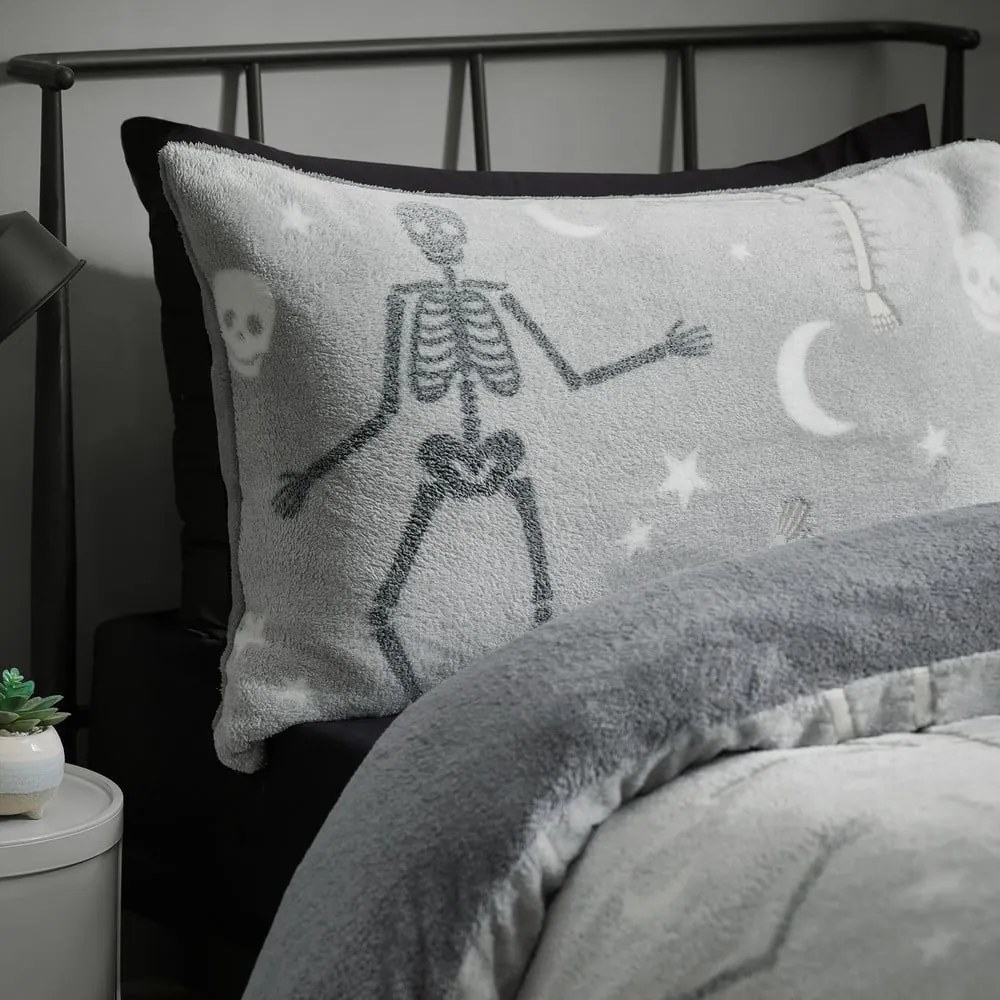 Szürke egyszemélyes mikroplüss gyerek ágyneműhuzat világító hatással 135x200 cm Halloween Skeleton – Catherine Lansfield