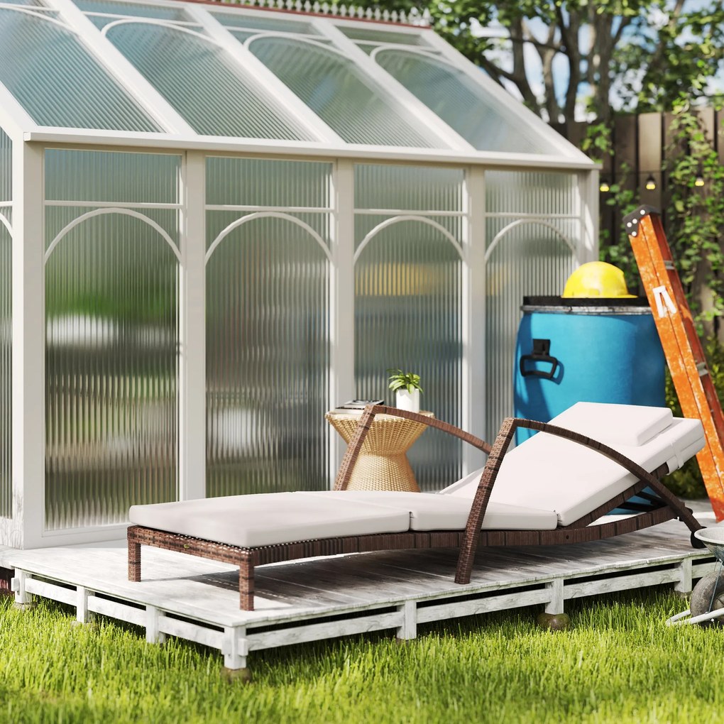 Outsunny napozóágy, műrattan lounge szék állítható háttámlával, kerekekkel, párnával és karfával, kültéri kertterasz napágy, barna és bézs | Aosom
