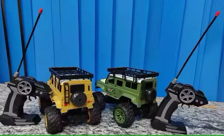 Négy csatornás világítós Távirányítós Land Rover Defender Mászó Autó (akkut tartalmaz)