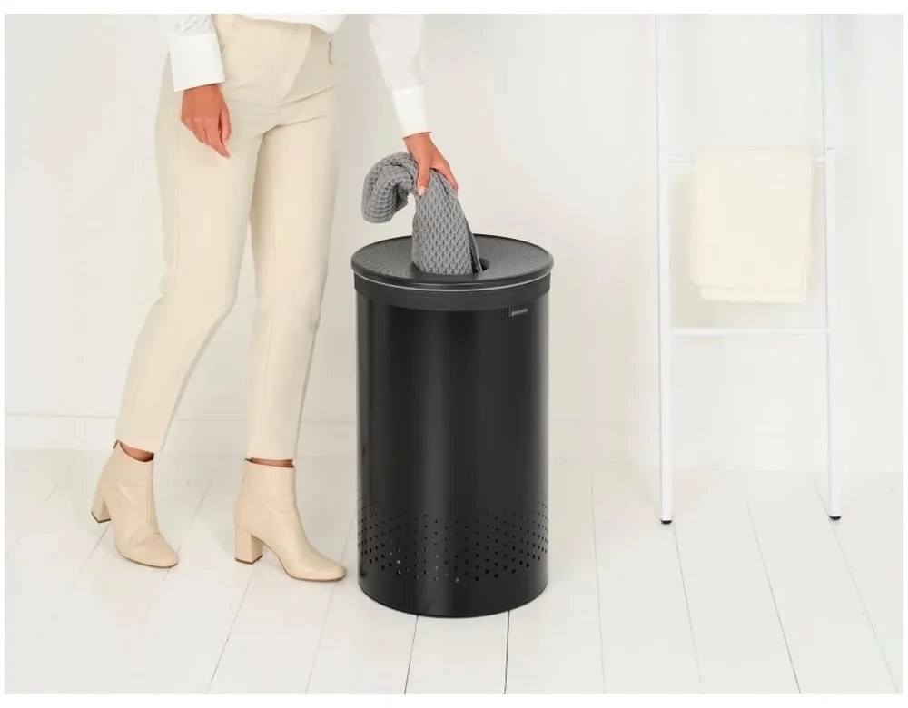 Matt fekete fém szennyeskosár 60 l – Brabantia