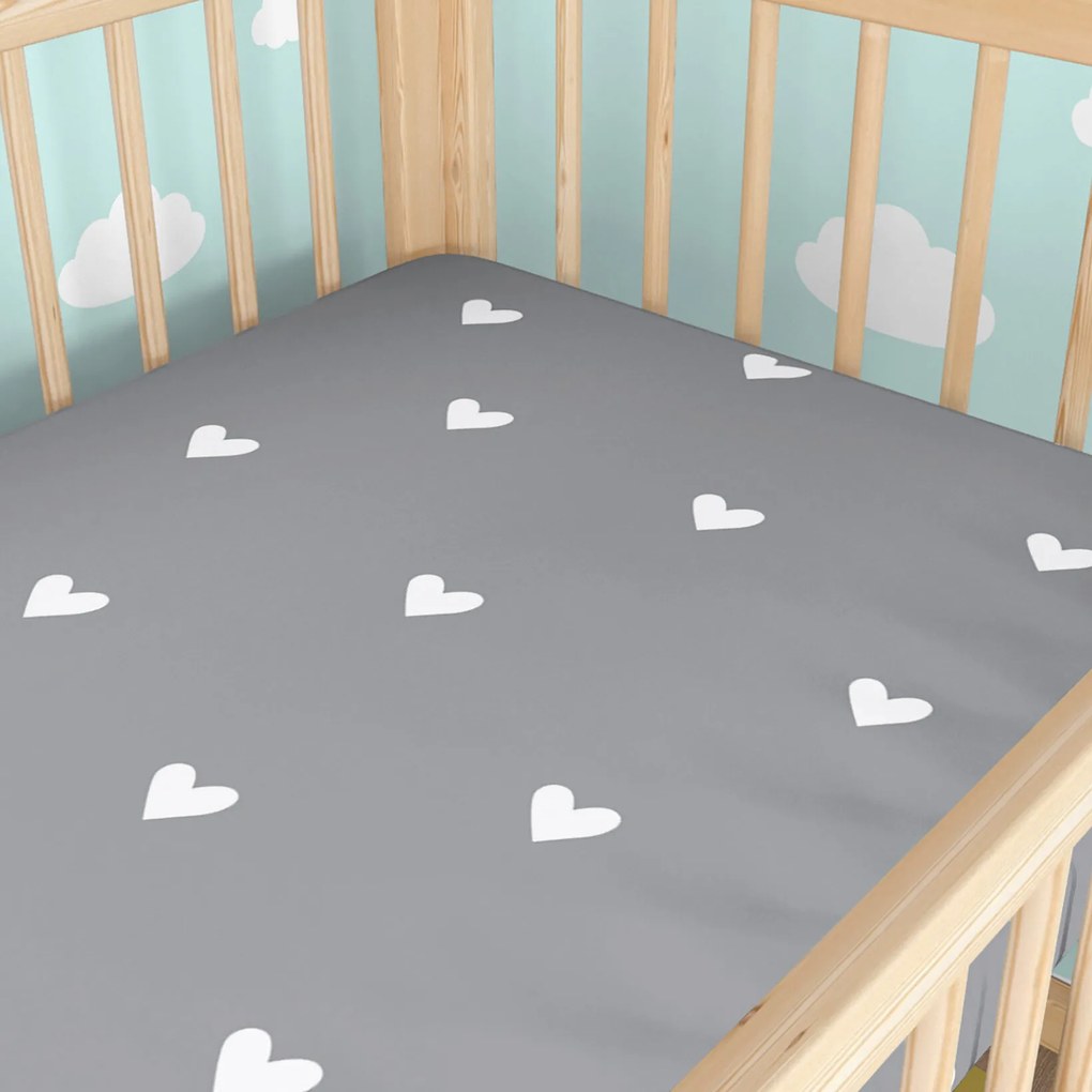 Goldea gyermek gumis pamut lepedő kiságyba - szívecskék, szürke alapon 60 x 120 cm