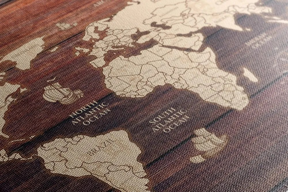 Kép világtérkép fa hatású háttéren