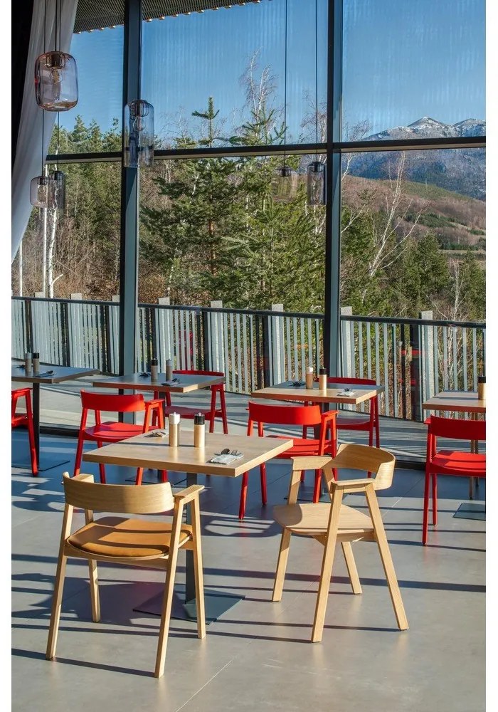 Natúr színű tölgyfa karfás étkezőszék Flip – Gazzda