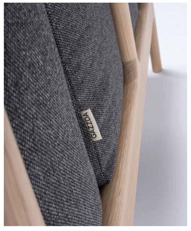 Fawn tölgyfa fotel sötétszürke szövet ülőrésszel - Gazzda