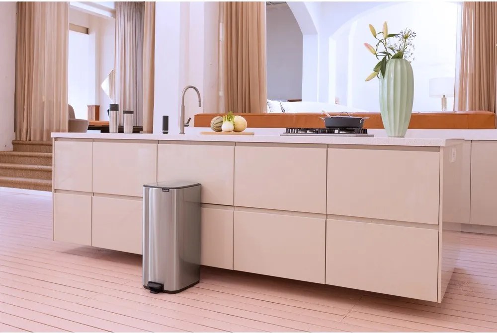 Matt ezüstszínű acél pedálos szemetes 30 l Bo – Brabantia