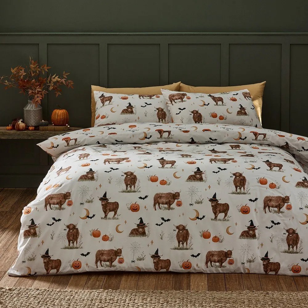 Szürkésbézs kétszemélyes ágyneműhuzat 200x200 cm Halloween Highland Cow – Catherine Lansfield
