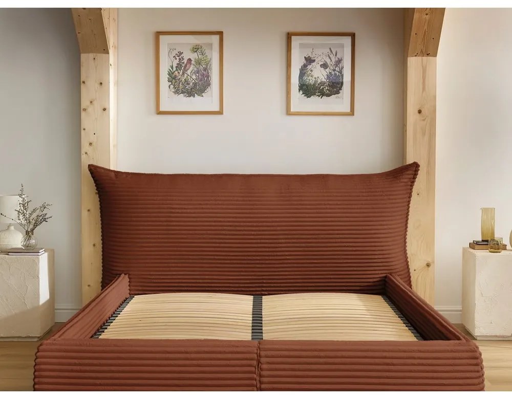 Téglavörös kárpitozott ágyneműtartós franciaágy ágyráccsal 180x200 cm Jade – Bobochic Paris
