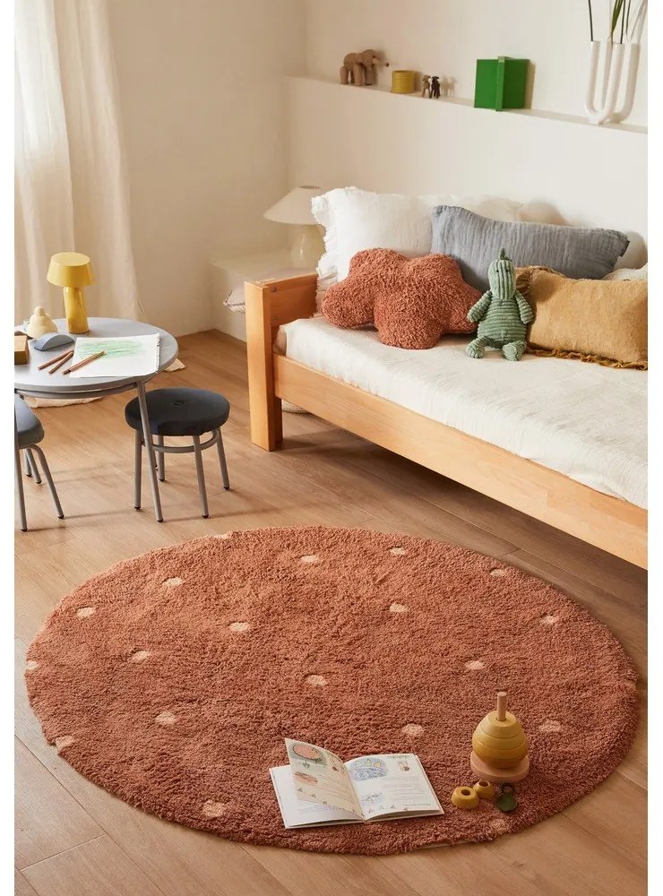 Téglavörös mosható kézi szövésű pamut gyerek szőnyeg ø140 cm Round Dot Chestnut – Lorena Canals